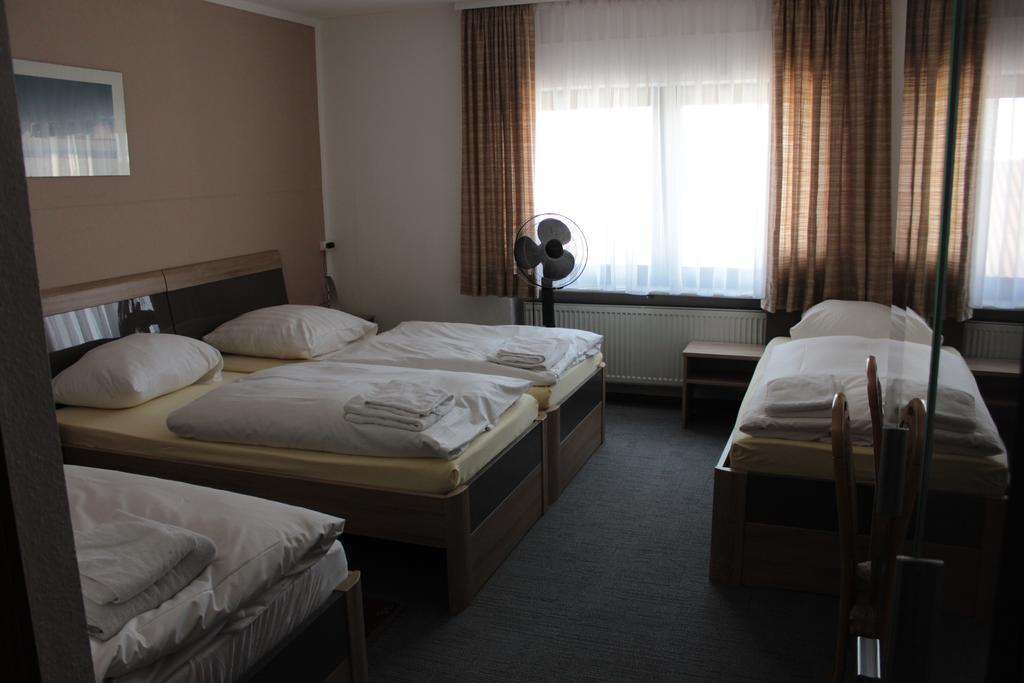 Airport-Hotel Zum Taubengrund Kelsterbach Ruang foto