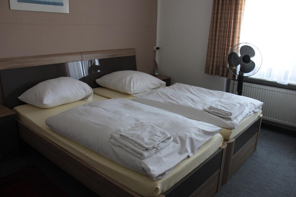 Airport-Hotel Zum Taubengrund Kelsterbach Ruang foto