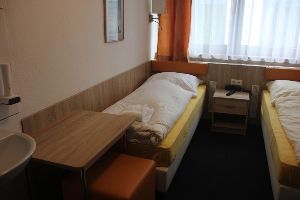 Airport-Hotel Zum Taubengrund Kelsterbach Bagian luar foto