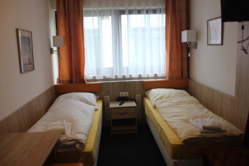 Airport-Hotel Zum Taubengrund Kelsterbach Bagian luar foto