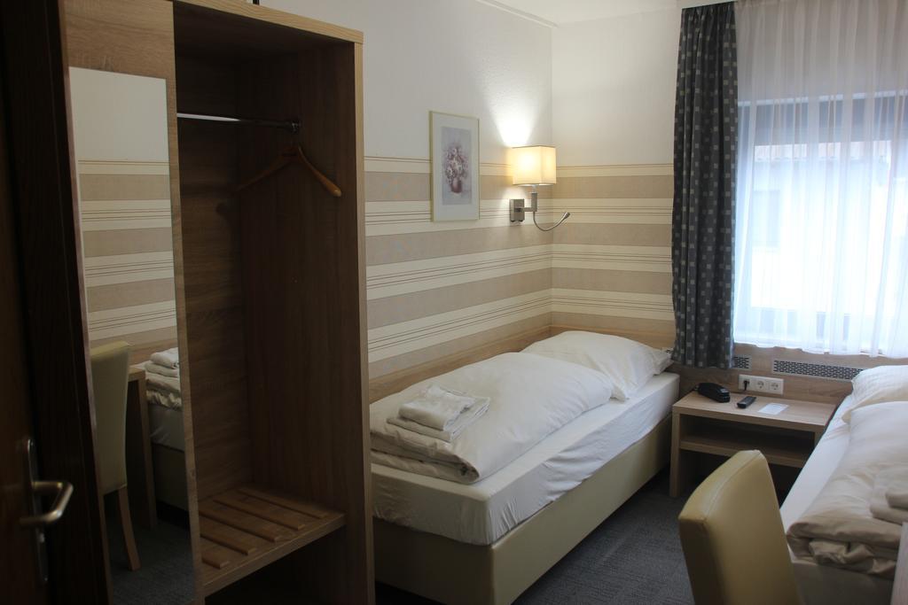 Airport-Hotel Zum Taubengrund Kelsterbach Bagian luar foto