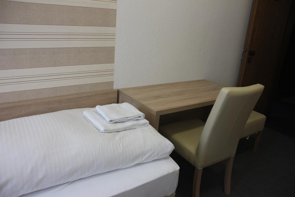 Airport-Hotel Zum Taubengrund Kelsterbach Bagian luar foto