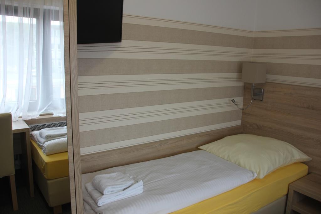Airport-Hotel Zum Taubengrund Kelsterbach Bagian luar foto