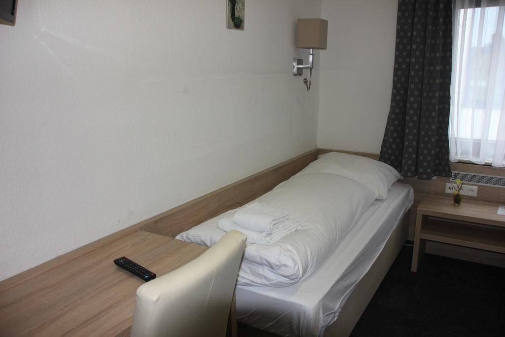 Airport-Hotel Zum Taubengrund Kelsterbach Bagian luar foto
